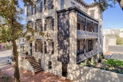 sbrown82: househunting:  Ů,000,000/7 br/8700 sq ft Savannah, GA built in 1848  This is a beautiful home! 