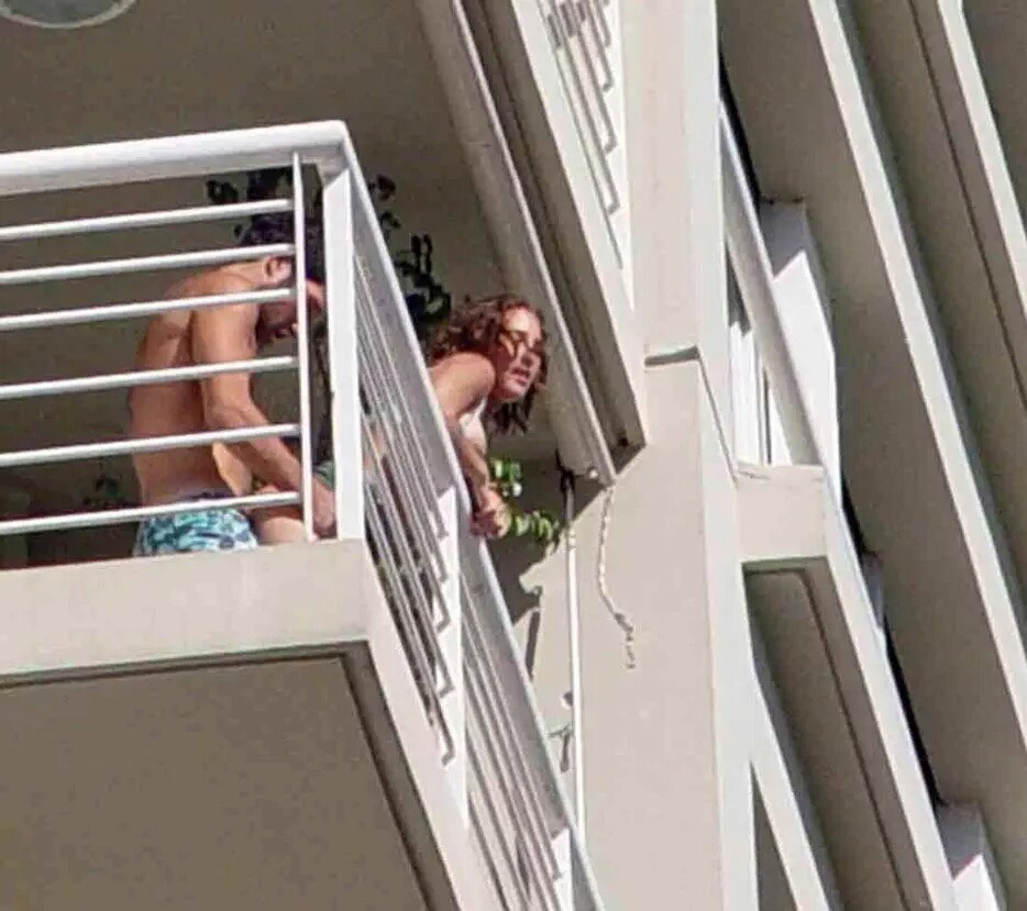 porn-fire-xxx:    Ela fez questão de ficar na varanda? Ficou do outro lado da rua