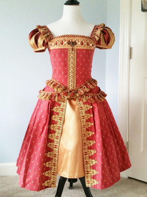 An impressive Rennaisance/Elizabethan-inspired dress, by Atelier Angelatelierangel:The original insp