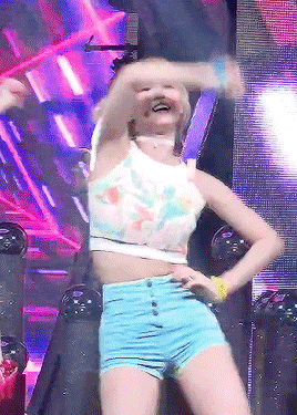 nayeoff:  [TWICE] 트와이스 Momo 직캠 - 토요일 밤에   유고걸 @ MCountdown for anon 