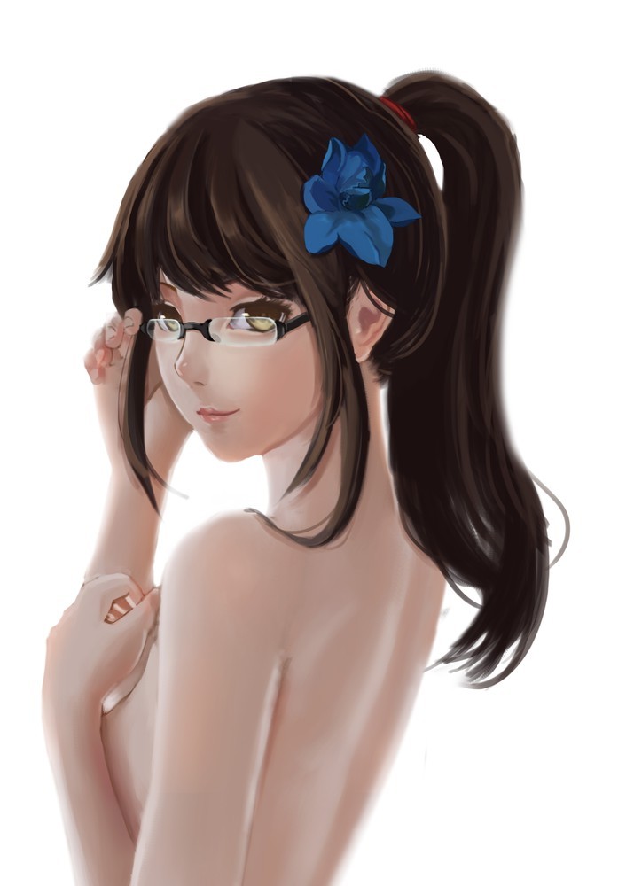 高解像度、非常に高い解像度、ポニーテール、shiraha (pixiv10239953)、一人、上半身、乳、女一人、白い背景、カメラ目線、眼鏡、笑顔、縛られた髪、シンプル背景、ブルー花、お花、お花飾り、裸、覆っている、おっぱいを隠している、頭に花、髪飾り、黄色目、黒髪、鼻