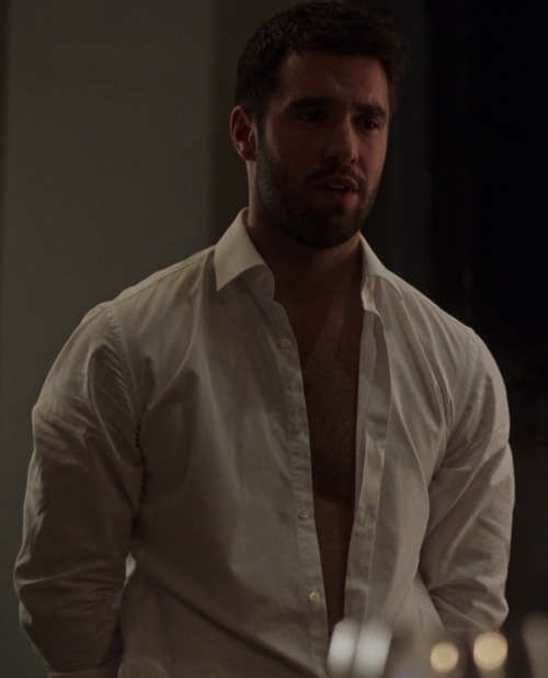 hotashellcelebmen: More here : http://shirtlessmenontheblog.blogspot.fr/2017/03/joshua-bowman-shirtless_13.html#more 