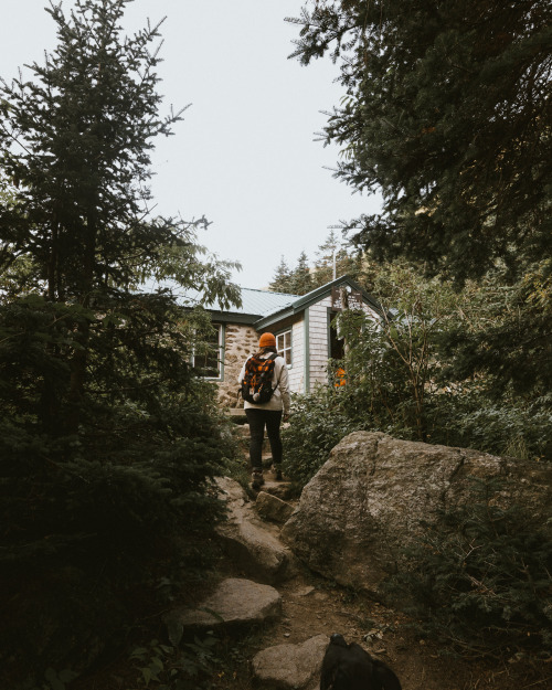 Carter Notch sunrise hike with @JessOlm. White Mountains, New Hampshire ||  IG: BToneVibes