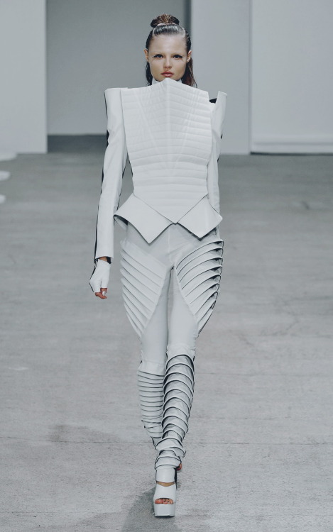 Gareth Pugh / Spring 2009 / RTW Model: Magdalena Frackowiak