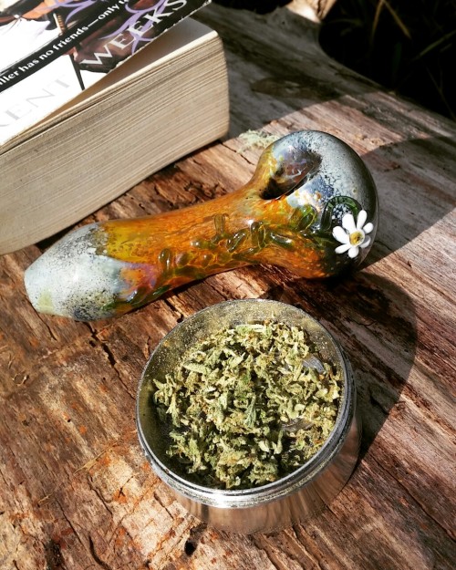 bong-water-baby:  warm-eyes-stormy-skies:  the weather’s been too perfect   Suuuuper cute bowl💛
