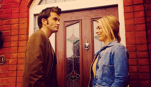 emilywholock42:Random gifs of Ten and Rose [6/?]Ten and Rose looking at each other…“Looks can kill”w