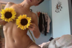 pranicflow:  If i’m not nude I would like to be dressed only in flowers