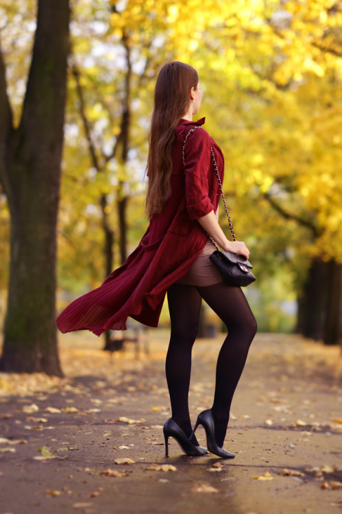 razumichin2: Ariadna in burgundy coat, beige dress and black tightshelpihavenothingtowear.blo