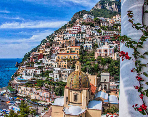 hijos-delsol:  t-a-h-i-t-i:  Positano from Le Sirenuse (Italy) by bikerdgt   Perfection Perfection Perfectionnn  (Queued for hijos-delsol)