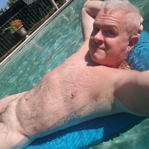 papaspike: Pool time Hummm quel beau mec j'aurais aimé qui soit mon homme