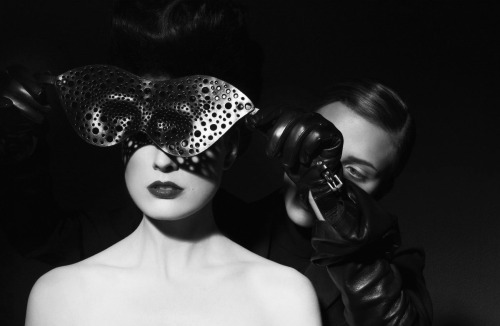 cheyennejames:  stainlesss-steel-jungle:  Dita Von Teese & Scarlett Johansson.  This was all Scarlett’s idea. This is my favorite.