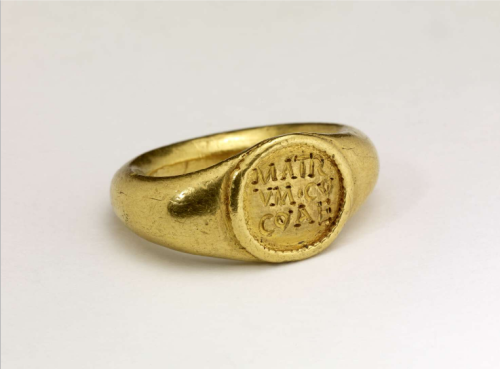 Gold finger-ring with slight flattening of the shoulders.  The hoop is slightly bevelled in cro