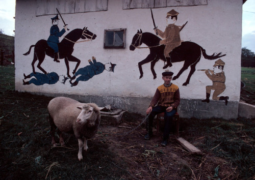  POLAND. Silesia region. Village of Kamienica. 1981. A folk mural recalls the horrors of the Nazi oc