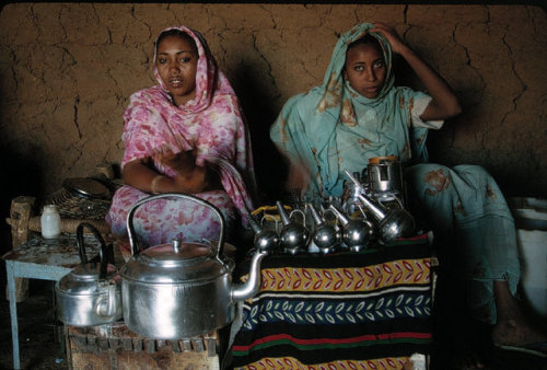 nordafricain:SUDAN. Omdurman. Two women in traditional cafe of the Souk Libya. 1993.