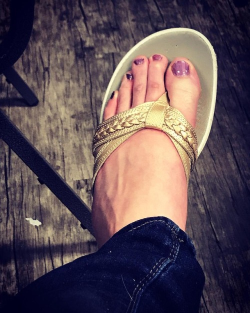 It’s FRIDAY!! Love the weekend, #flipflops and #jeans#michiganfeet #flipflopfeet #flipflopfetish #