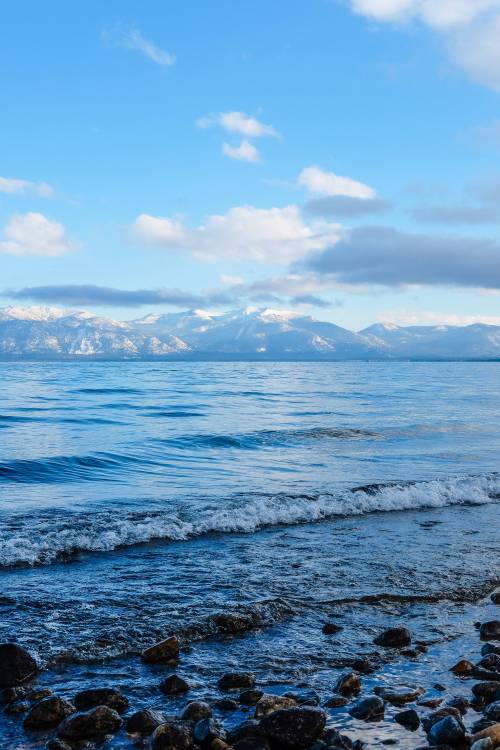 exploreelsewhere:Winter shoreline at Lake Tahoe [OC] [3225x4837] ✈