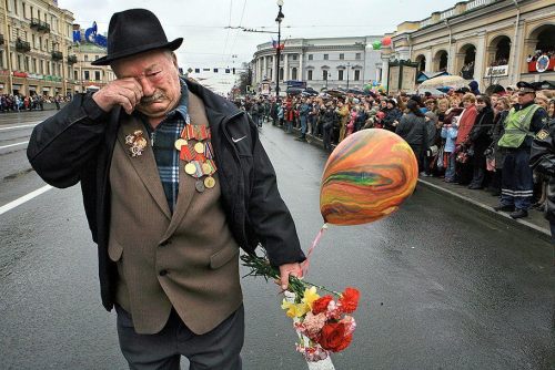 srlaissezfaire:Veterano ruso en el desfile por el día de la victoria. Moscú, 2014.