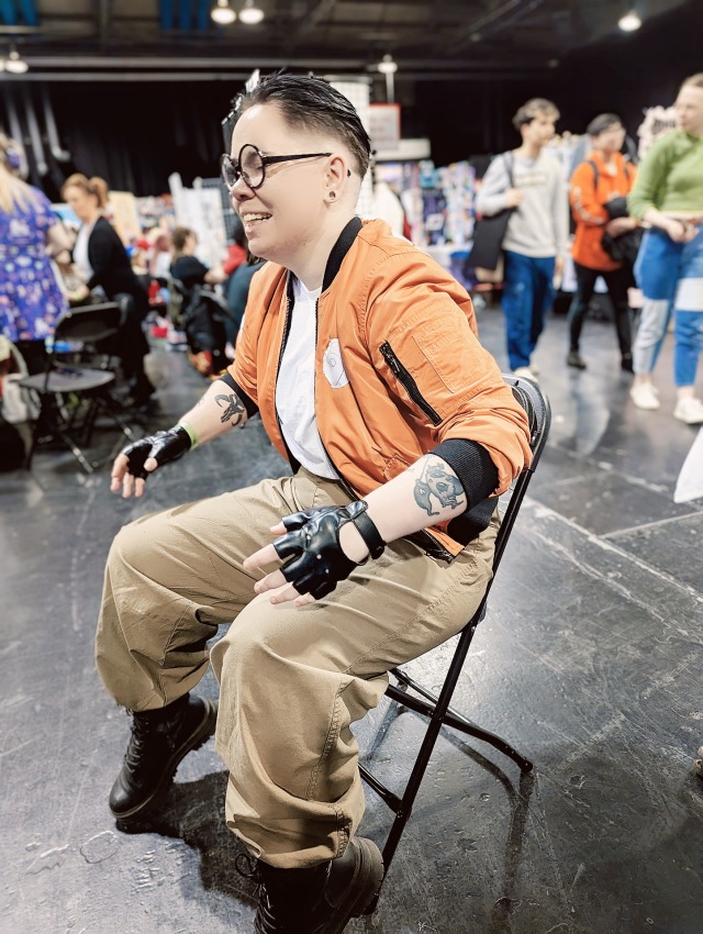 I cosplayed my baby boy Kim today. He decided to sit on Evrarts chair.