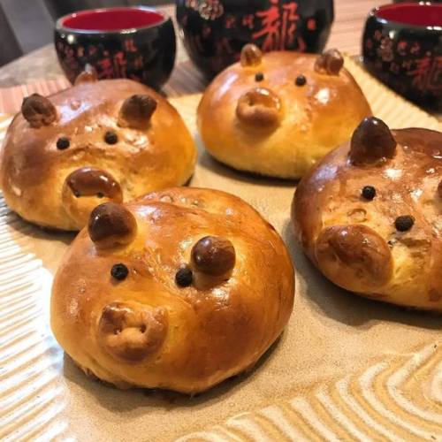 swankydesserts:Made Chinese BBQ pork buns (叉燒包) in piggy shape for Lunar New Year (with homemade cha