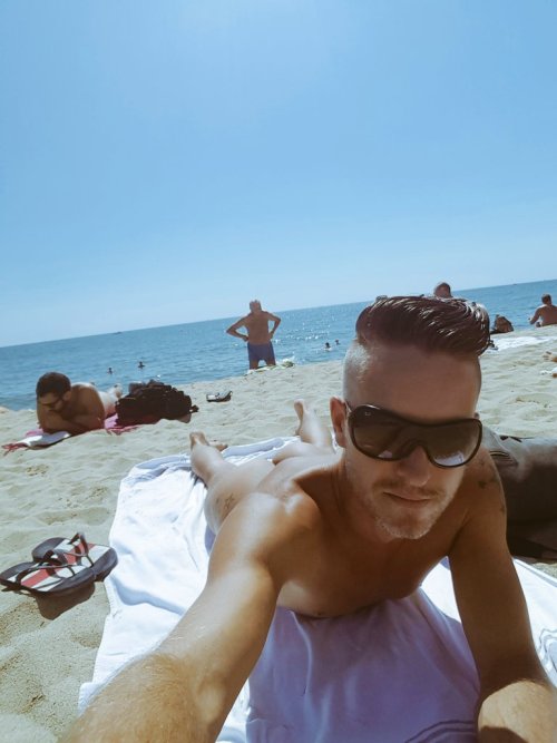 q2toofficiel:#beach #sexy summer follow me on twitter: @q2to_cam4 for more