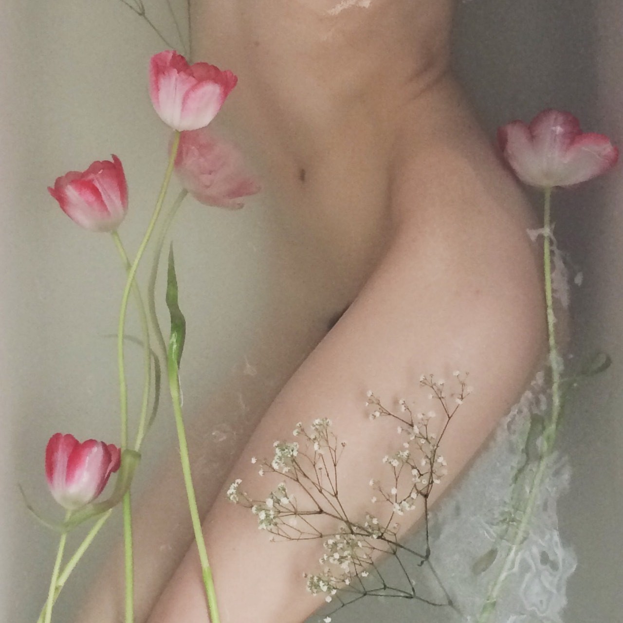 brookelynne:  tulips &amp; baby’s breath | self-portraits•✧{ full set now