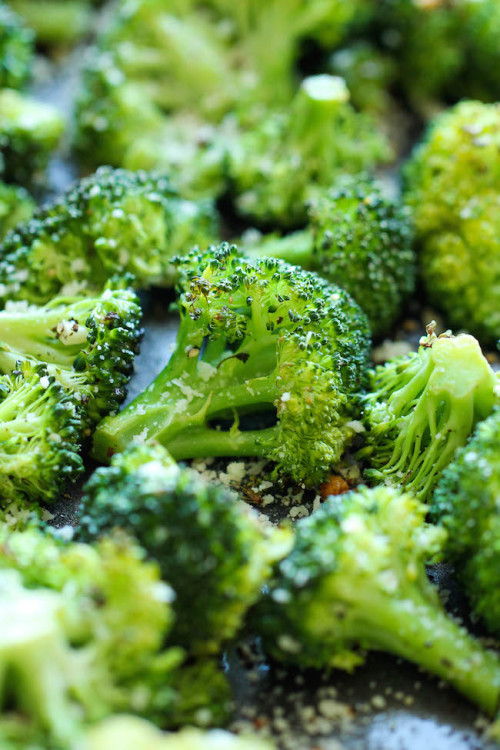 do-not-touch-my-food:Garlic Parmesan Roasted Broccolithe-black-sayian ….I’m makin this 