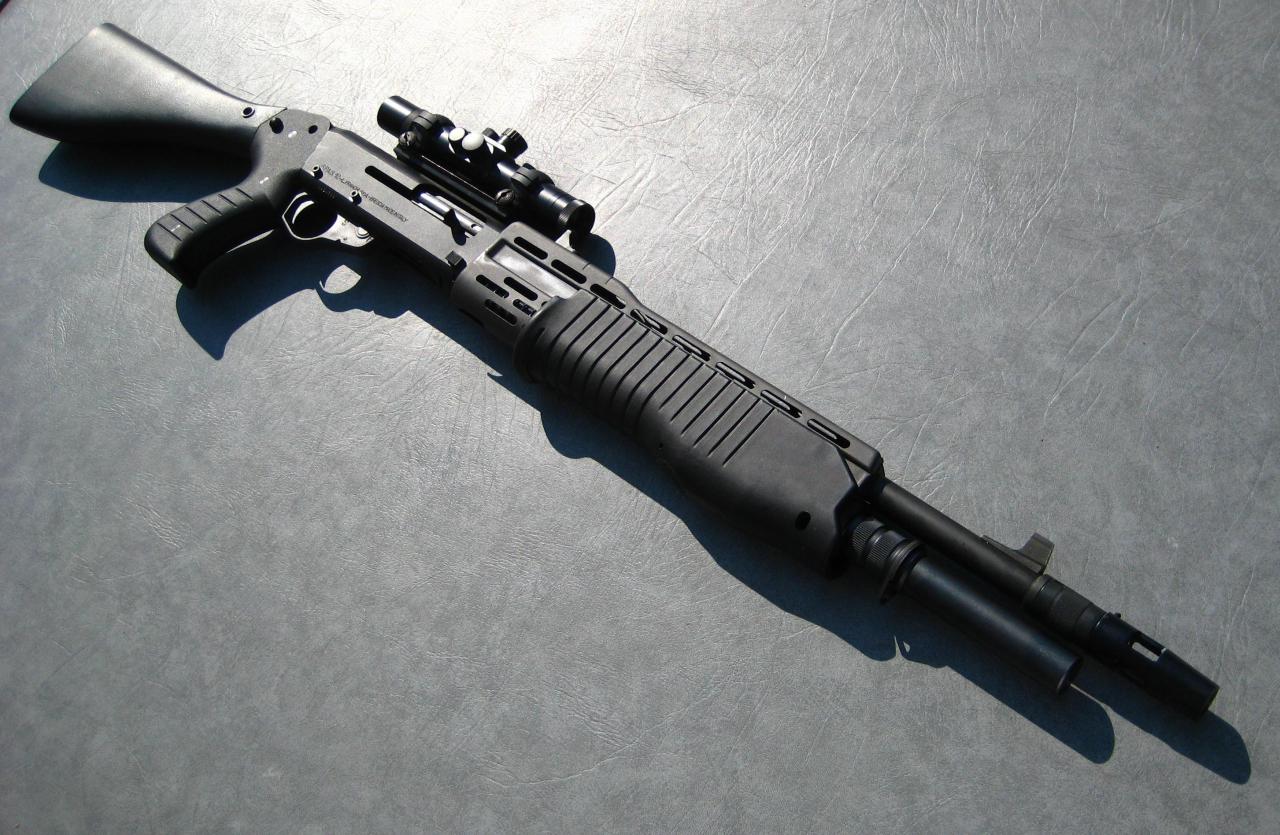 gunsknivesgear:  Franchi SPAS-12 Combat Shotgun. For urban and jungle fighting, few