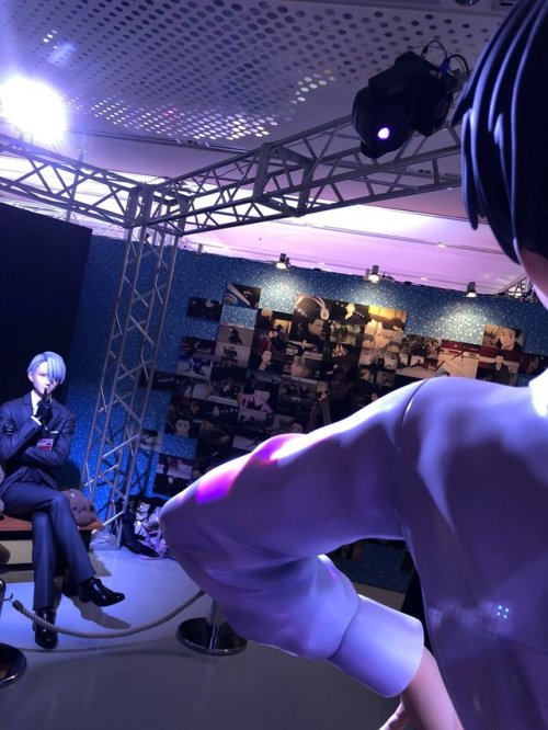 accioharo:Life size Yuuri statue shots (with Victor admiring him) from sou_onice and aoyag!! 