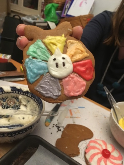 bazyourwearingjeans: Sugary, delicious, art. @terra-formed Frosting gingerbread cookies with the sib