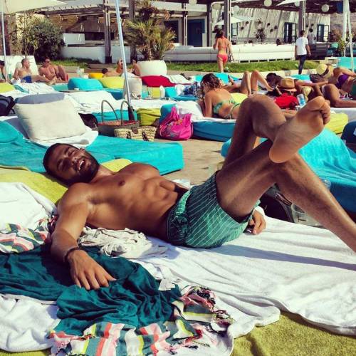tazluvzfeet:  This one time in Vegas…We were staying at the MGM Signature….I decided to hang out by the pool at the Wet Republic…..I couldn’t even swim because of distractions like this….feet….SEXY feet everywhere I turned. It was paradise…..♡