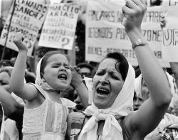 shigatsunoame:Madre e hija gritan por el hombre ausente.Gritan por el compañero, por el padredesaparecidoAdriana Lestido, Marcha por la vida, Avellaneda. 1982.