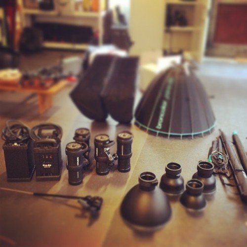 clausmorgenstern:  Gear Check @profotoglobal @broncolor #famousbtsmag #instagood #Profoto #broncolor #para88 #striplight #stands #studio #Mannheim #d1 #pro