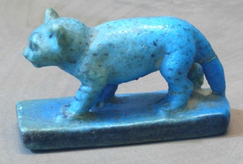 imperium-romanum:Blue faïence cat figurineMiddle Kingdom, c. 19th Century BCE.Ecce caerulea felis fi