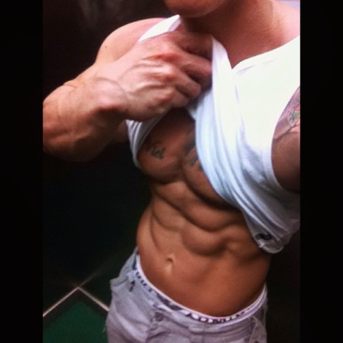 zoommalebody:  Rafael Muniz instagram 
