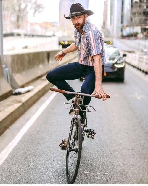 @crop.t0p #fixierider #fixie #cowboyhat #fixiestyle #fixieboy #stylelife (en Manhattan, New York) ht