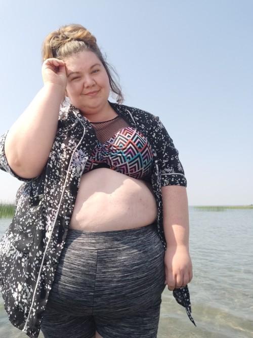 sodapopsweetheart:big belly bitches 🌏 I got the weirdest sunburn on my belly today! 