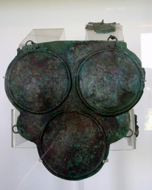 khrysothemis:Triple-disc cuirass Bronze.Paestum, Gaudo necropolis, Tomb 136:a fossa. Male, 25-30 yea