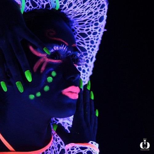 Get #ravergirls mode ON visit www.colombiancuties.com/raver-girls to see the full neon #party • don