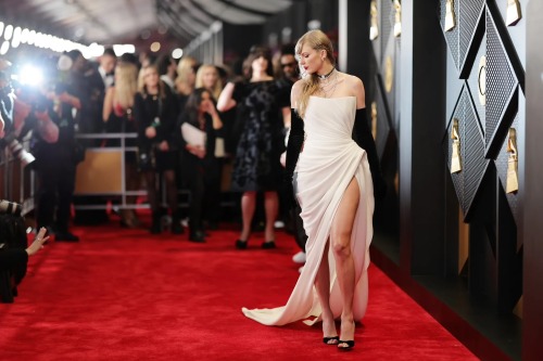 Pictured: The Chairman Of THE TORTURED POETS DEPARTMENT Making Swifties Spiral Just Before Winning Her