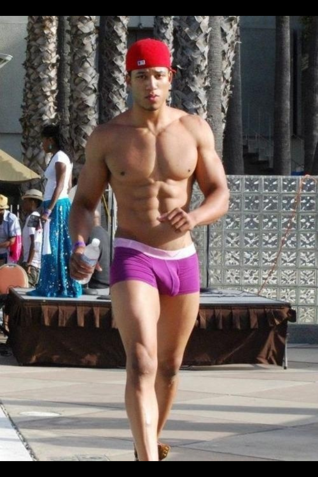 sleazepeddler:  blacktexassmuscle:     For more saliva inducing, wood stiffening,