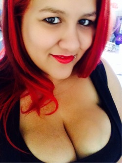 nayxxdds:  #cleavage #lipstick #boobs