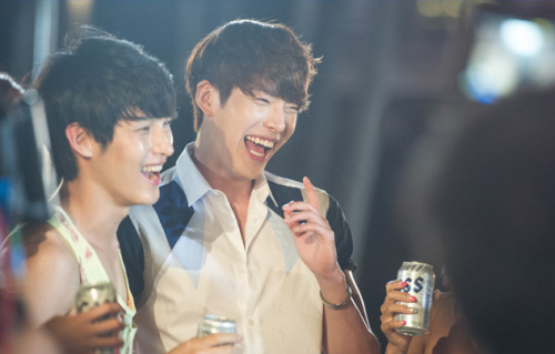 gilbakk: [Part.2] Lee Jong Suk＆Kim Woo Bin - BEER「Cass Fresh」website gallery! Source: http://www.ca