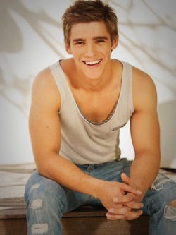 provocativeguys:  That smile… Those biceps… Umph. 