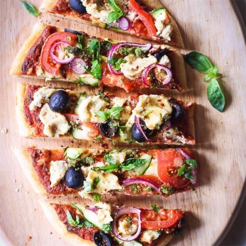 Vegan Pizza by @thefitfabfoodie Recipe⠀ 1 cup plain flour⠀ 1 cup whole wheat flour ⠀ 2 teaspoons ins