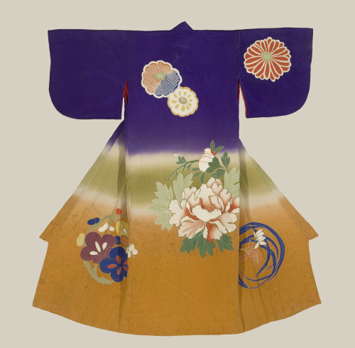 thekimonogallery:A girls’s silk kimono featuring chrysanthemum and peony motifs. Taisho period