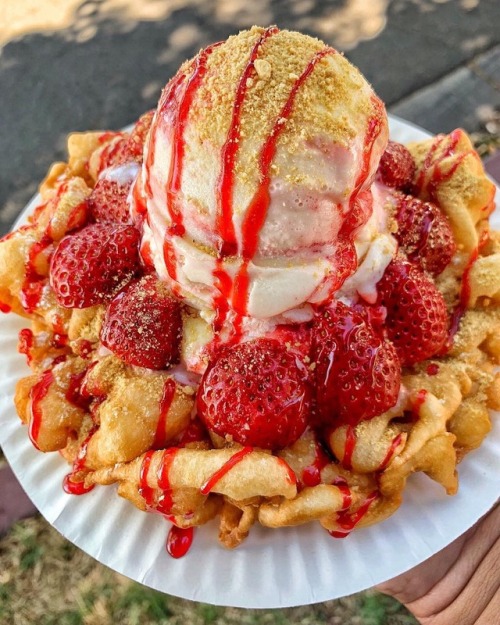 everybody-loves-to-eat - strawberry cheesecake funnel...