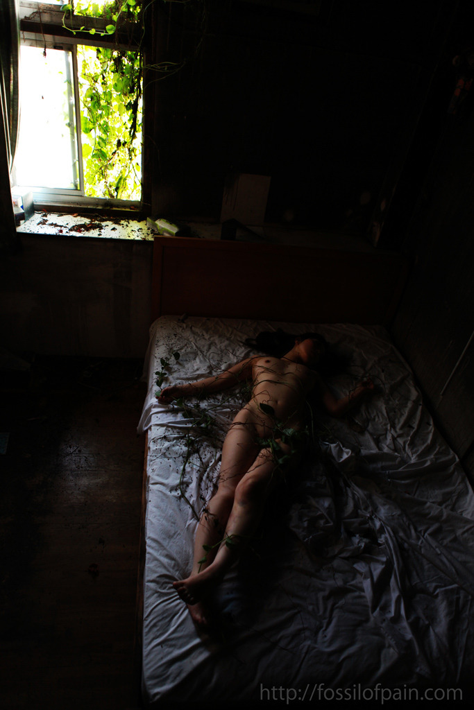 fossilofpain:  model: domani / photography by 石舟煌 Koh Ishifune http://fossilofpain.com