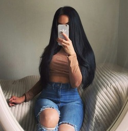 daretobefashionable:  Crop Top / Ripped Jeans 