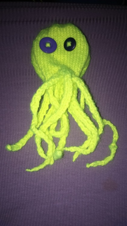 deweydecimalchickens:Another dice bag I went and did. DK on 3.5mm double-pointed needles. Started as