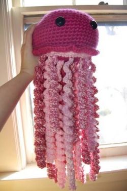 podkins:  AmyDice on Craftster shares her free pattern for this Giant Jellyfish.  She says that it’s great as a stash buster for your yarn!